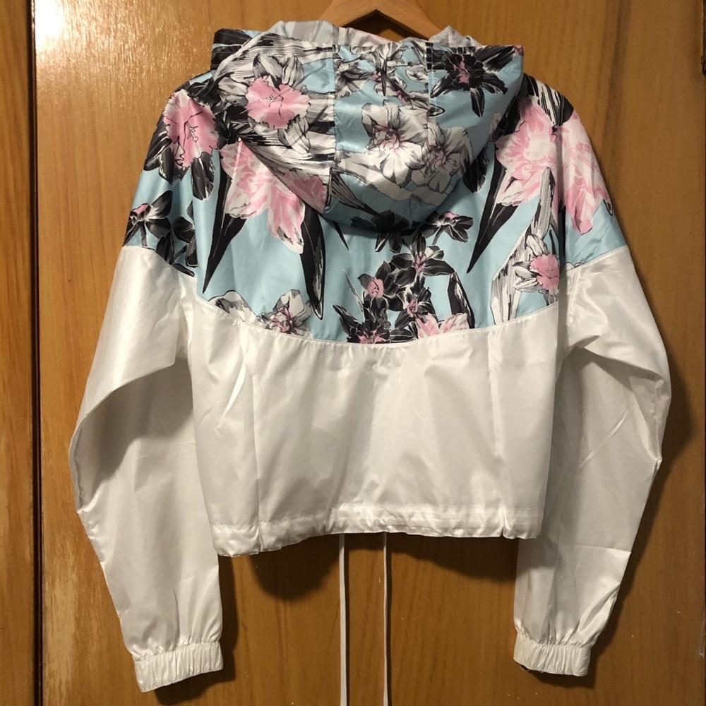 Nike Cropped Windrunner - Picture 2 of 4